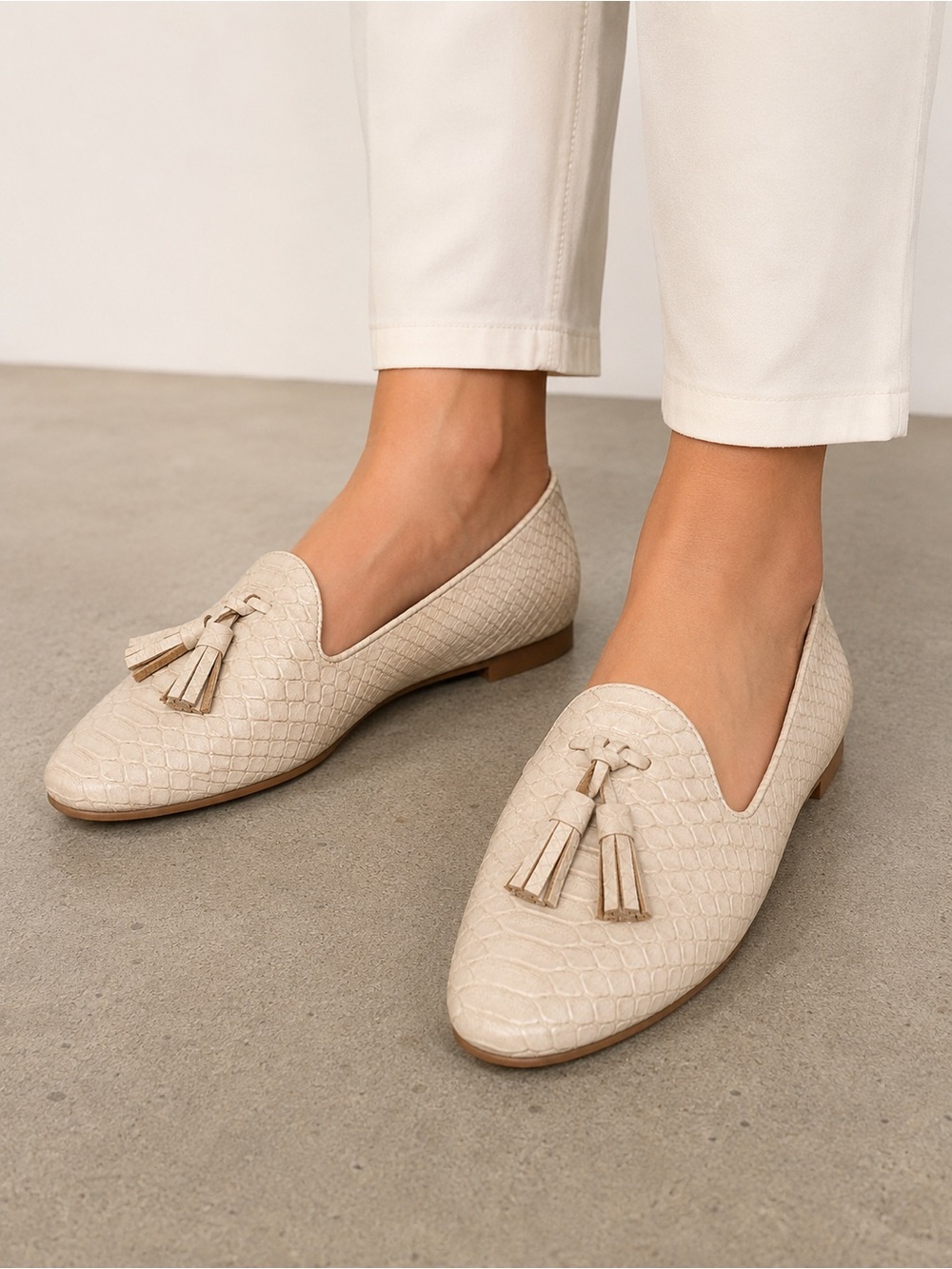 ZARA BASIC COLLECTION CREAM EMBOSSED TASSEL LOAFERS Size 36/6